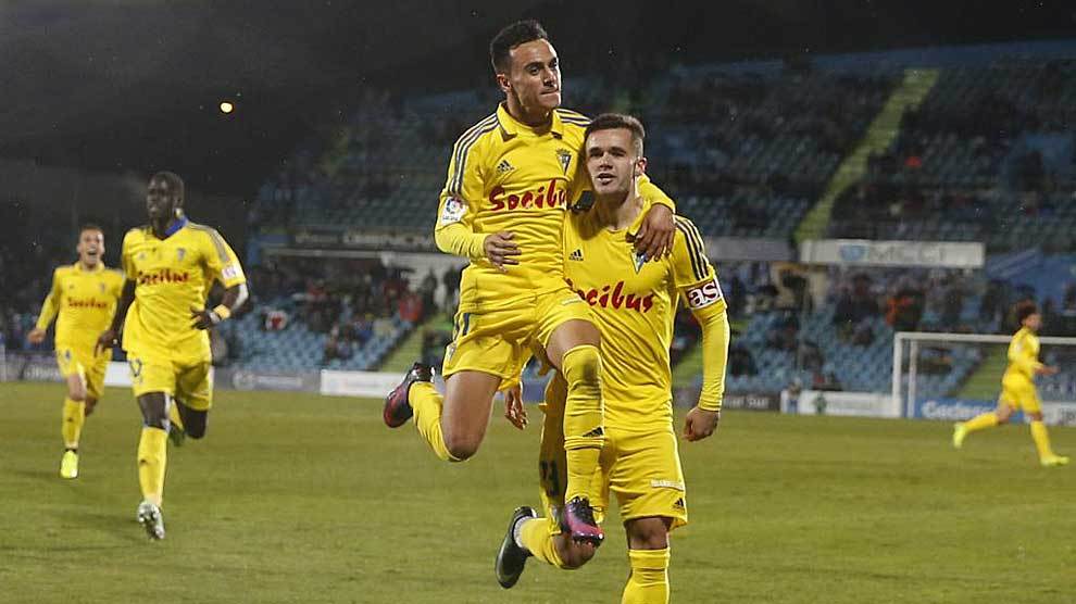 Aketxe celebra con lvaro Garca su gol en el Coliseum ante el...