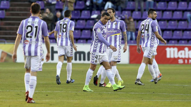 Los jugadores del Valladolid durante un partido esta temporada.
