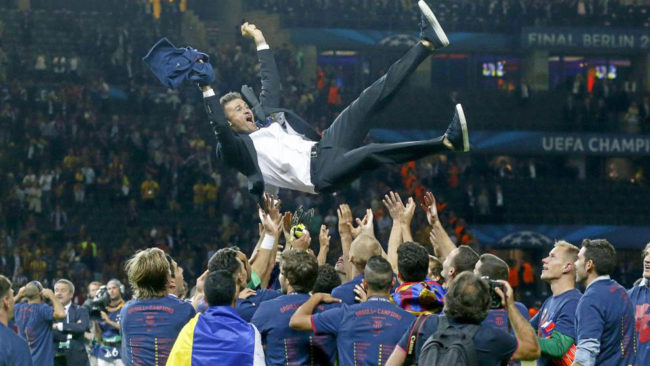 Luis Enrique es manteado por sus jugadores tras la final de Champions...