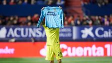 Roberto Soriano ensea la camiseta de Sergio Asenjo tras marcar