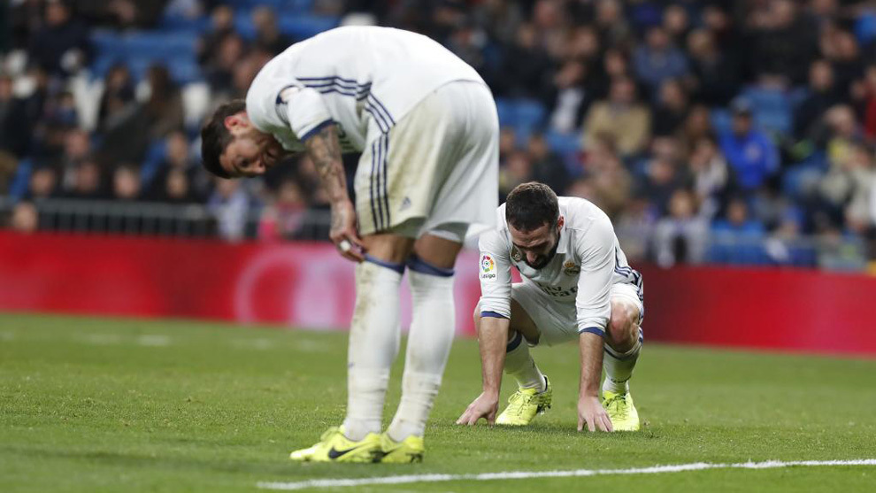 Sergio Ramos y Carvajal se lamentan.