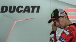 Lorenzo, en el box de Ducati.
