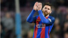 Messi aplaude a la grada al ser sustituido contra el Sporting.