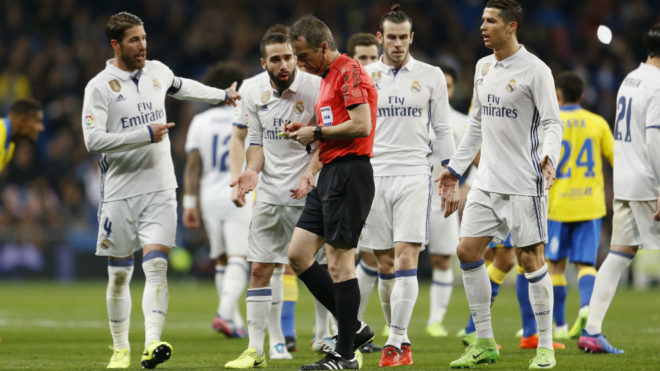 Fernndez Borboln, rodeado de jugadores del Real Madrid.