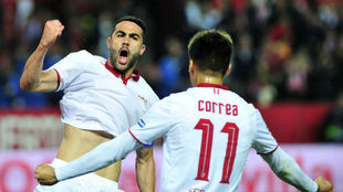 Vicente Iborra celebra su gol junto a Correa.