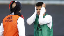Joao Cancelo se lamenta durante un entrenamiento en Paterna.