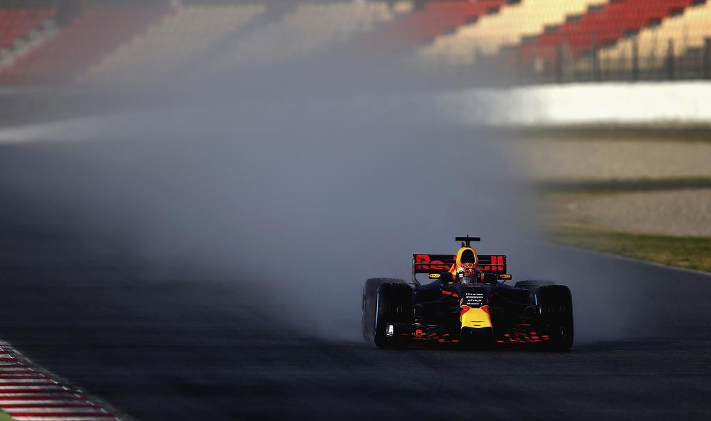 Verstappen pilota su Red Bull durante el test de lluvia de Pirelli.