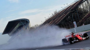 El Ferrari de Raikkonen crea una cortina de agua a su paso por la...