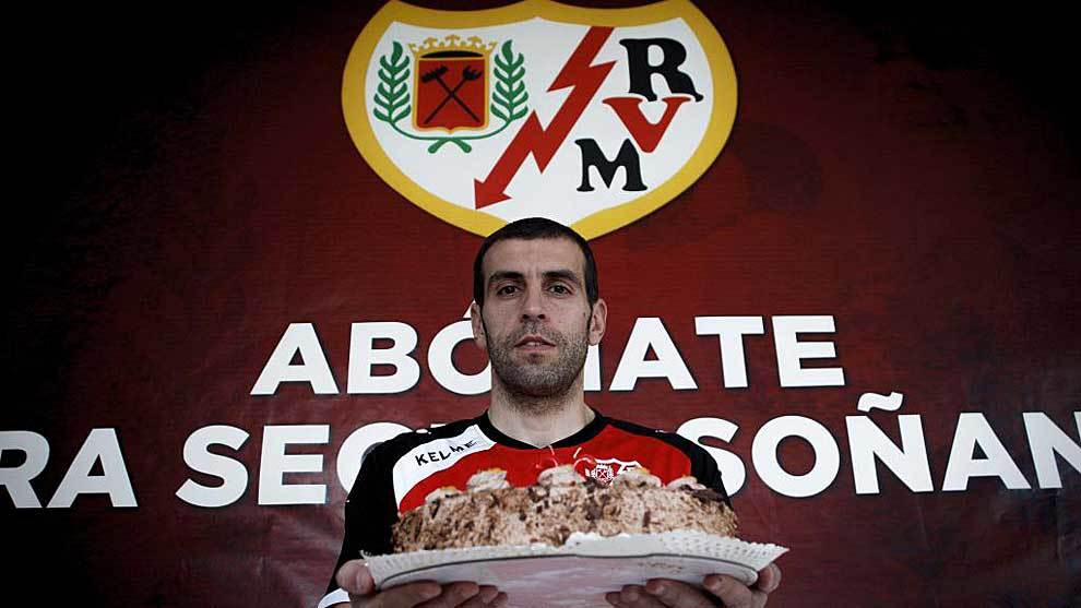 Roberto Trashorras posa para Marca con un tarta y las velas por su 36...