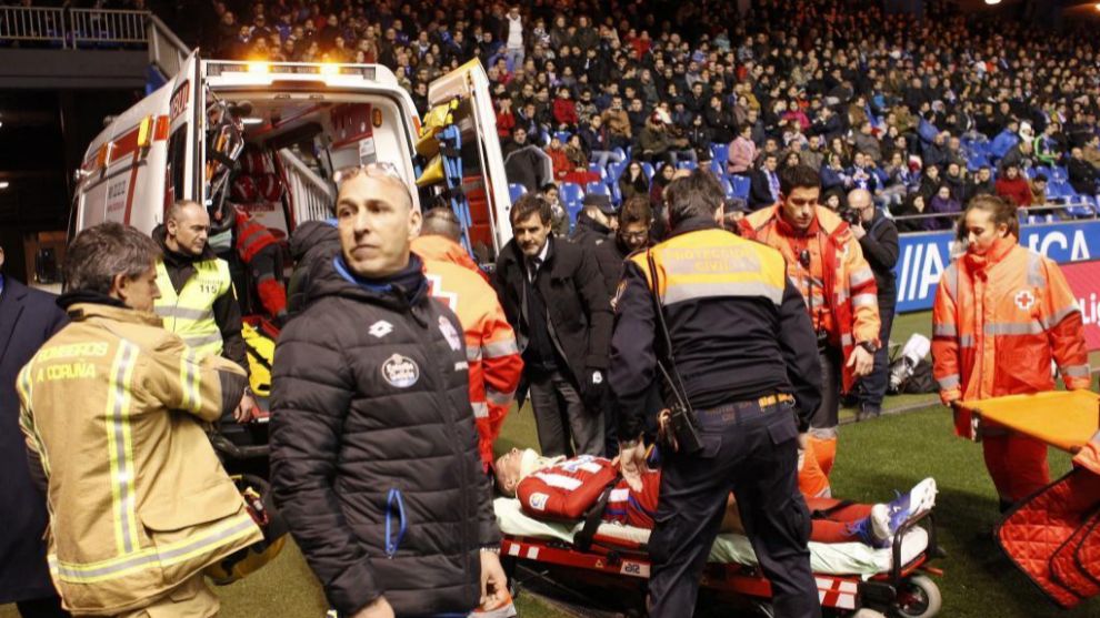 Fernando Torres es trasladado en ambulancia ayer en Riazor.
