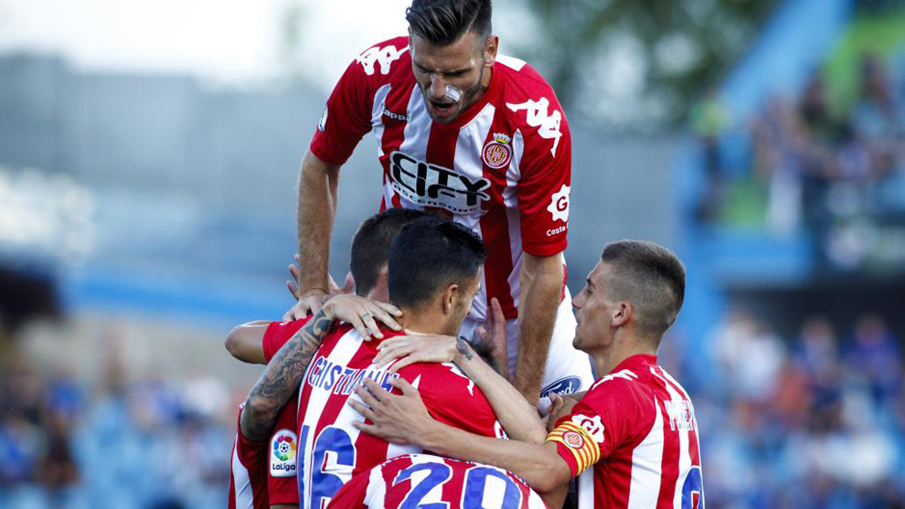 Los jugadores del Girona celebran uno de sus dos tantos en el...