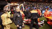 Fernando Torres es trasladado en ambulancia ayer en Riazor.