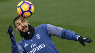 Karim Benzema controla un baln con la cabeza durante un...