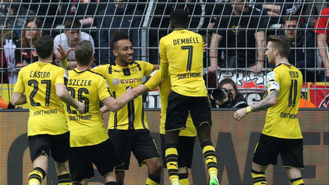 Los jugadores del Dortmund celebran uno de sus goles.