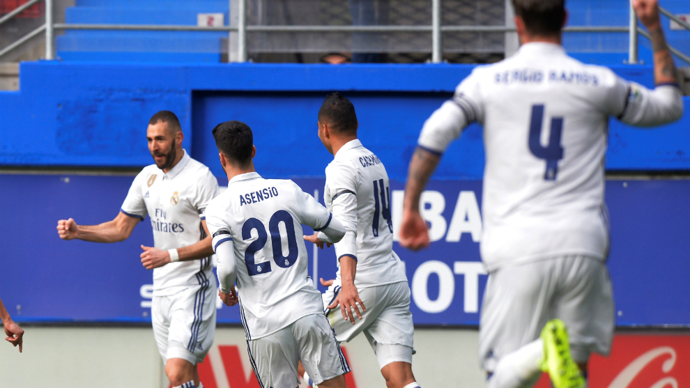Benzema celebra uno de los goles del encuentro