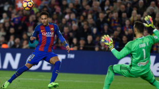 Neymar pica el baln delante de Sergio para hacer el 2-0