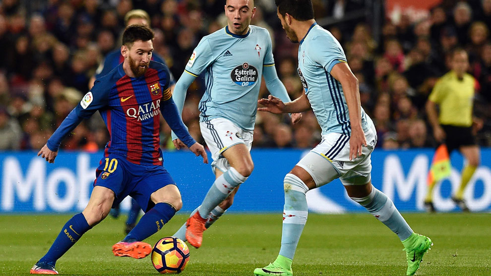 Messi se marcha de Radoja ante la mirada de Aspas