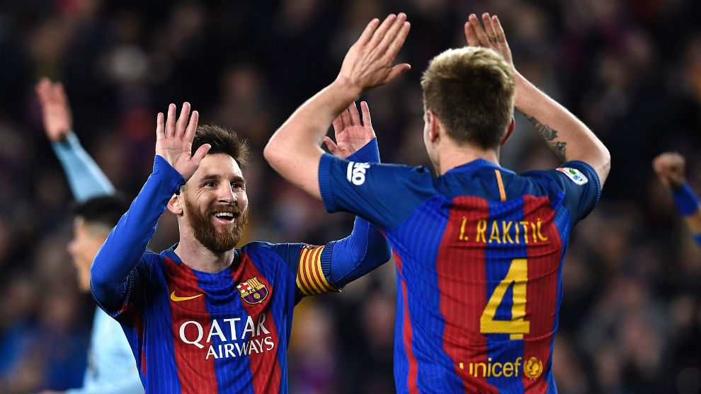 Messi y Rakitic celebran un gol en el Camp Nou.