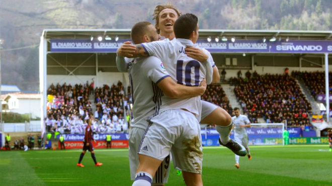 James se abraza a Benzema y Modric