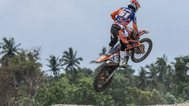 Jorge Prado vuela con su moto en Indonesia.