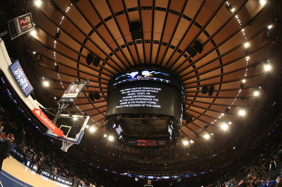 El marcador del Madison Square Garden anunciando la primera parte del...