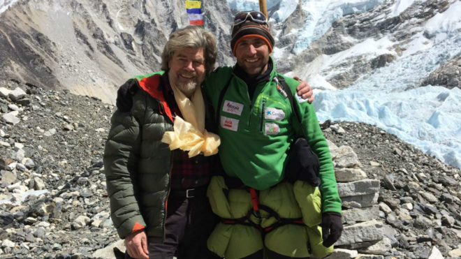 Messner con Txikon, en el Campo Base del Everest.