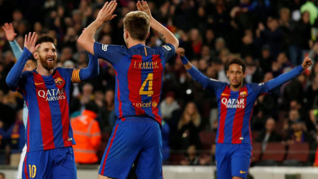 Messi, Rakitic y Neymar celebran el gol del croata.