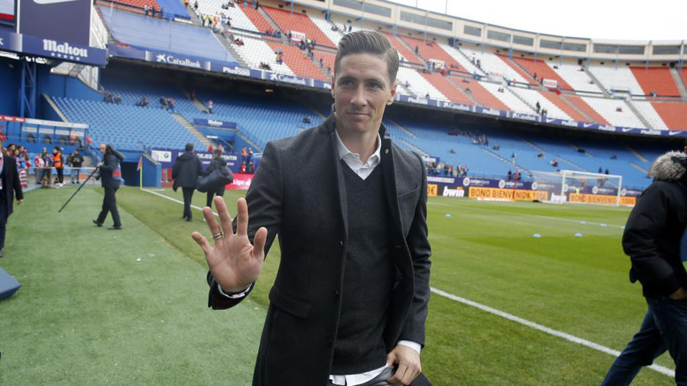 Fernando Torres saluda a la aficin en el Caldern.