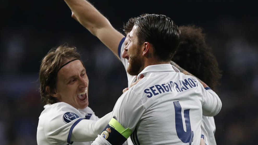 Luka Modric y Sergio Ramos celebrando un tanto contra el Npoles.