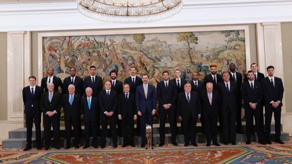 Los jugadores, entrenadores y directivos del Real Madrid de baloncesto...
