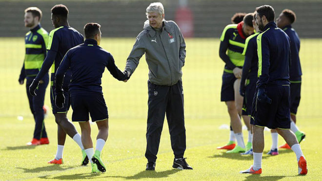 Wenger saluda a Alexis a su llegada al entrenamiento este lunes.