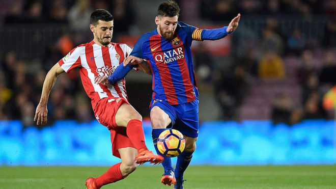 Sergio lvarez junto a Messi en el reciente Barcelona-Sporting.