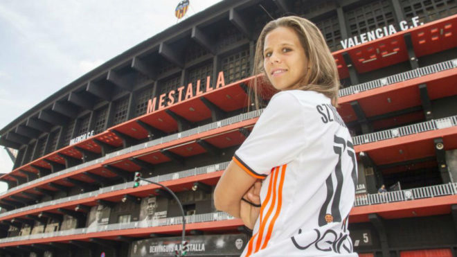 Marianela Szymanowski posa junto al estadio de Mestalla para un...
