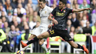 Diego Reyes intenta frenar a Cristiano Ronaldo