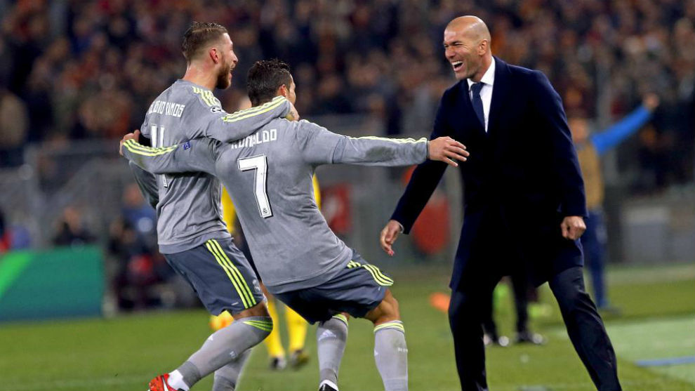 Cristiano celebra con Zidane su gol ante la Roma el curso pasado