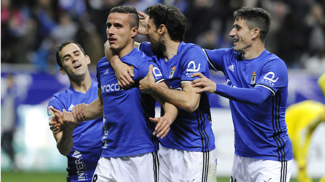 Los jugadores del Oviedo celebran uno de los goles ante el Cdiz la...
