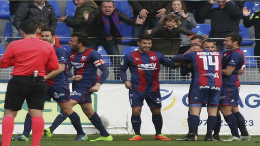 Los jugadores del Huesca celebran el gol de David Ferreiro al...