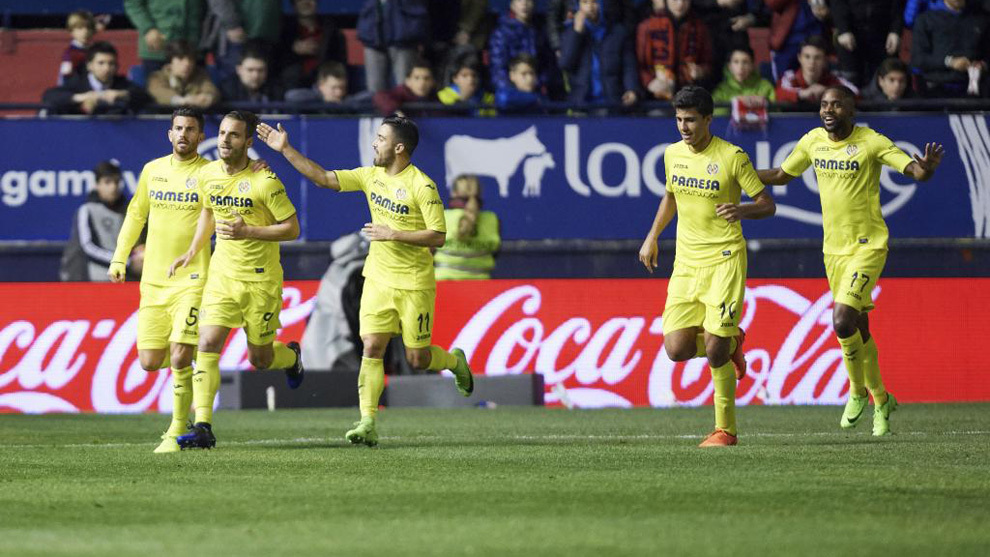 Los jugadores del Villarreal celebran el gol de Soldado ante el...