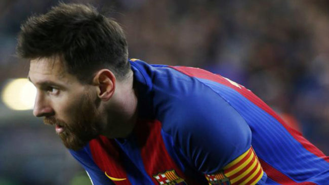 Leo Messi descansa por unos instantes en el partido del pasado sbado...