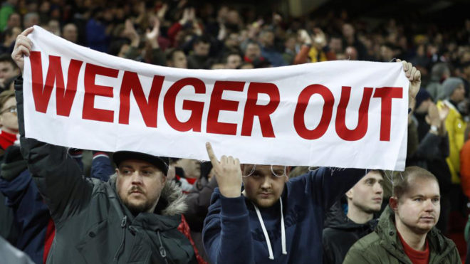 Aficionados del Arsenal muestran en Anfield una pancarta con el lema...