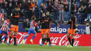 Los jugadores del Valencia se lamentan tras uno de los goles de...
