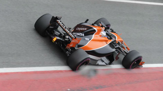 Fernando Alonso pilota el MCL32.