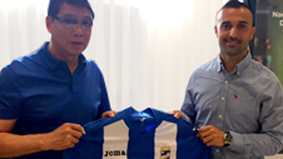 Xu Genbao junto a Cristian Bustos en la presentacin del jugador