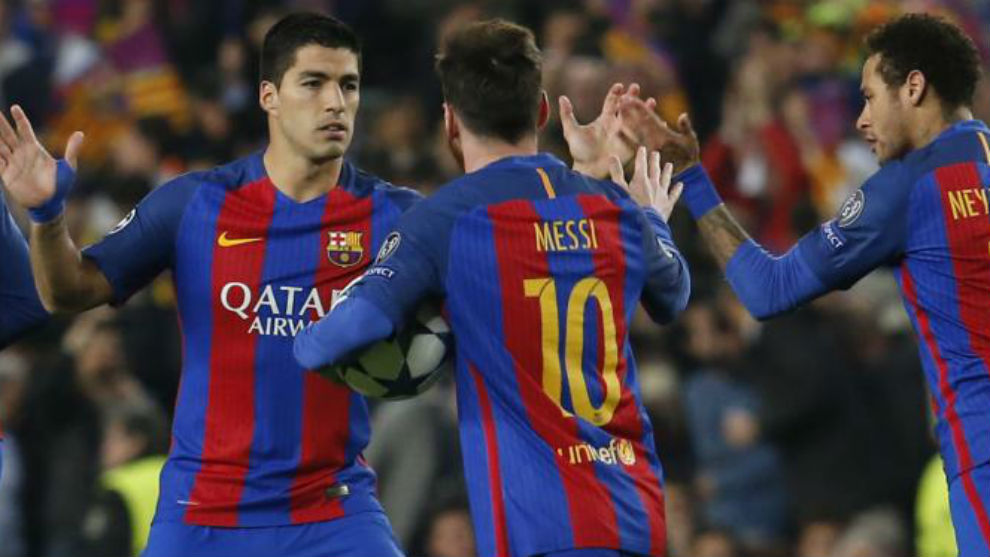 Luis Surez y Neymar felicitan a Messi por su gol de penalti.