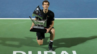 Andy Murray posa con el trofeo al campen en Dubai