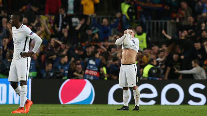 Marco Verratti se tapa la cara tras el sexto gol del Barcelona.