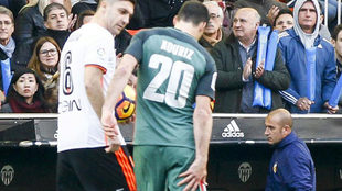 Aduriz se lleva la mano al muslo tras lesionarse frente al Valencia.