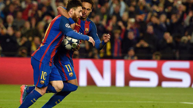 Neymar y Messi celebran uno de los goles al PSG.