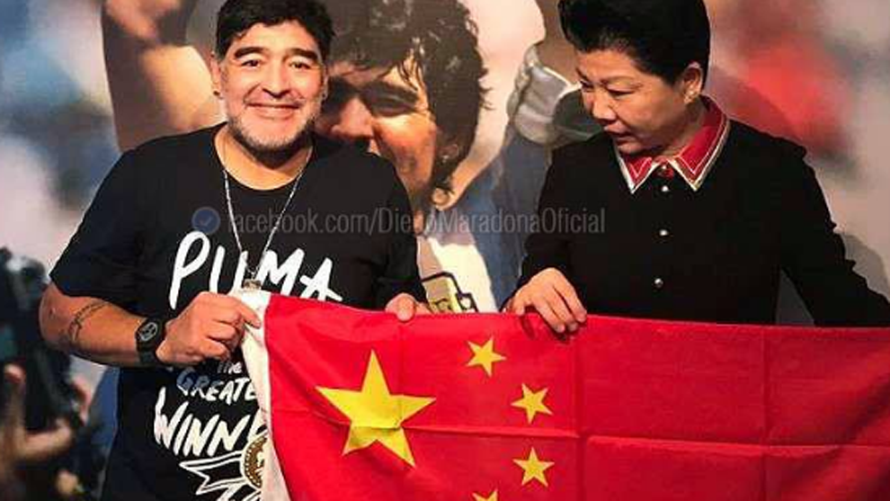 Maradona posa con la bandera de China
