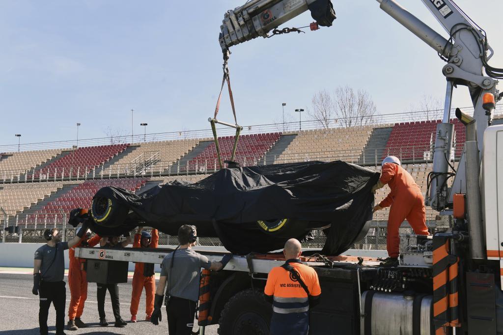 La gra se lleva el McLaren tras una avera elctrica en Montmel.